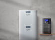 UPS i battery pack PowerWalker na tle szarej ściany