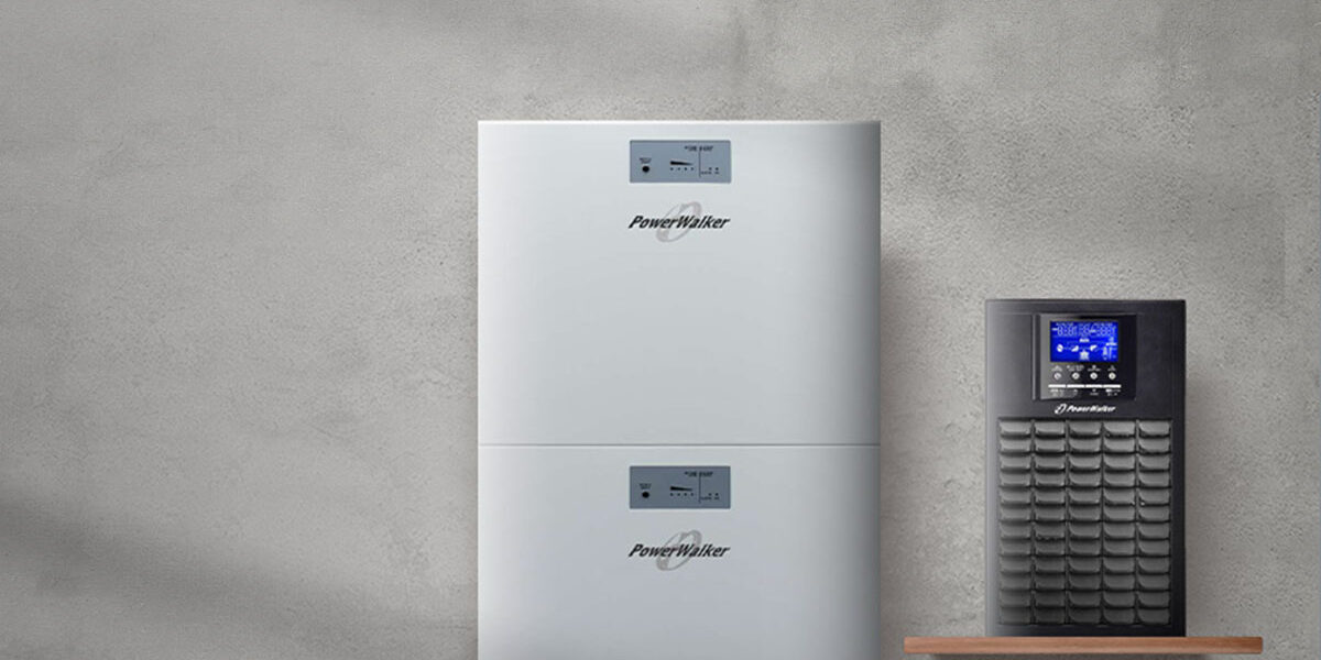 UPS i battery pack PowerWalker na tle szarej ściany