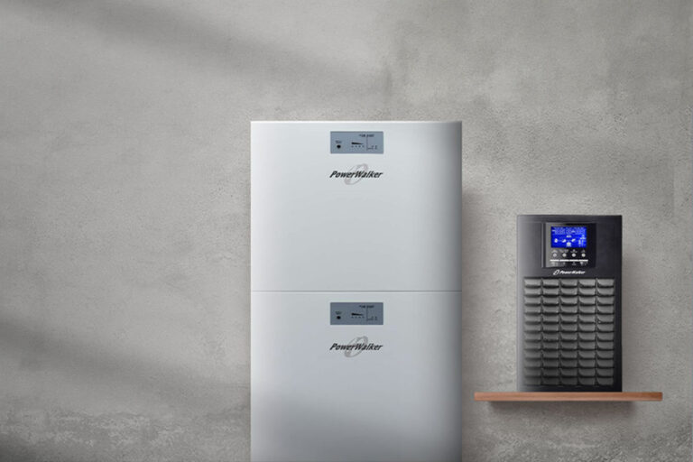 UPS i battery pack PowerWalker na tle szarej ściany