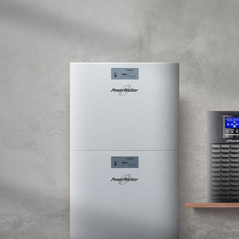 UPS i battery pack PowerWalker na tle szarej ściany